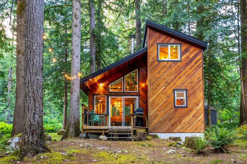 Cedar Cabin nestled in Glacier Springs with Sauna - Image 1