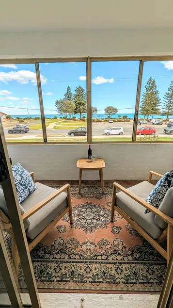Seaside apartment with views & pool - Image 1
