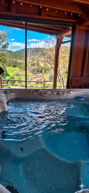 Cliff Cabin w/ Private Hot Tub + Epic Views - Image 1