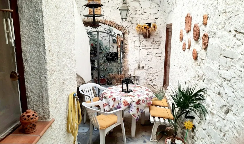 Séjour romantique dans un ancien village en bord de mer!  Wi-Fi - Image 1
