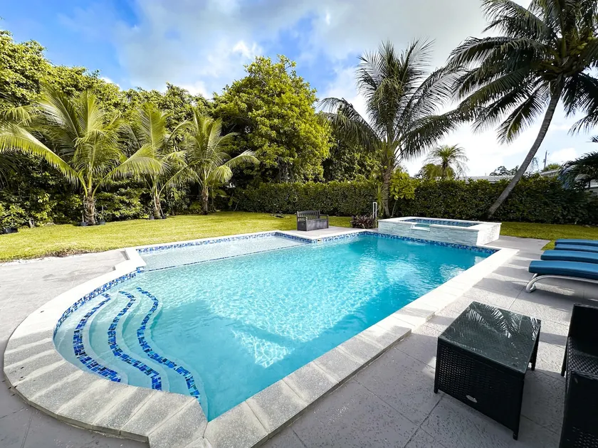 TRANQUIL PALM BEACH 5BR/4BA HOME - PRIVATE POOL - HOT TUB - HOME THEATER - Image 1