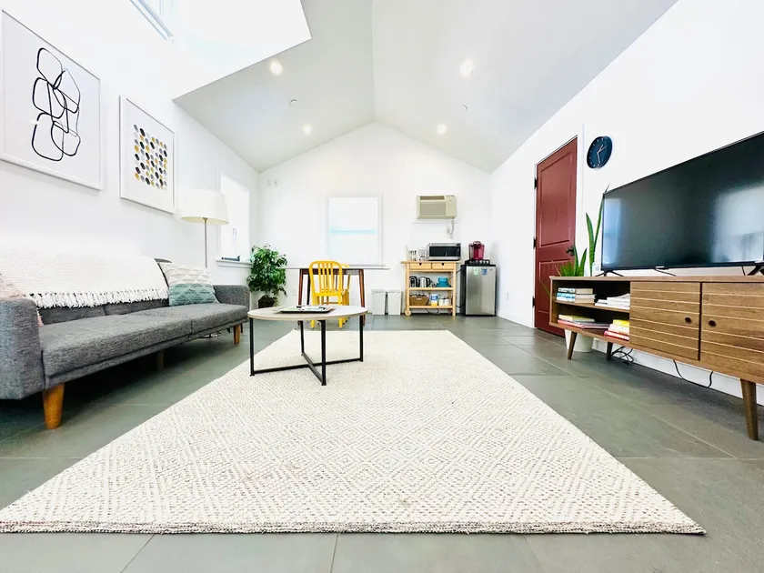 Spacious guesthouse retreat in Culver City - Image 1