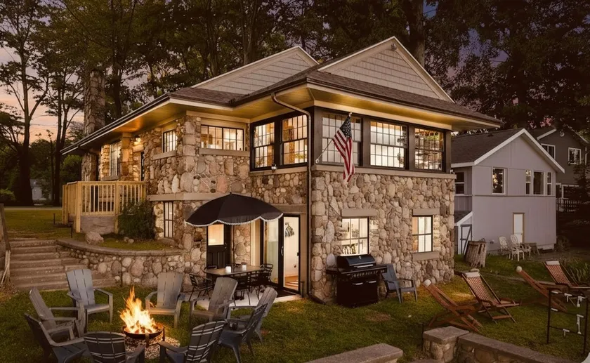 1930’s All Sports Lakefront Cottage•Dock•Hot Tub - Image 1