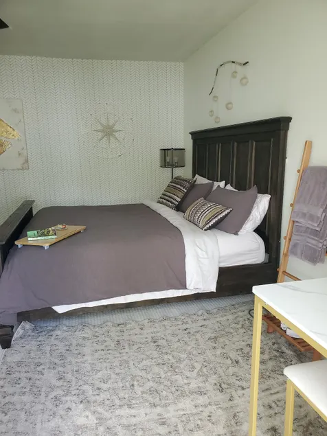 Cozy Studio Cottage w/ King Bed + private entry - Image 1