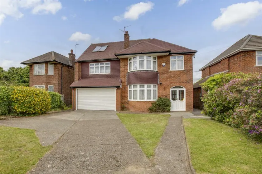 4 Double bed detached home with garden & parking - Image 1