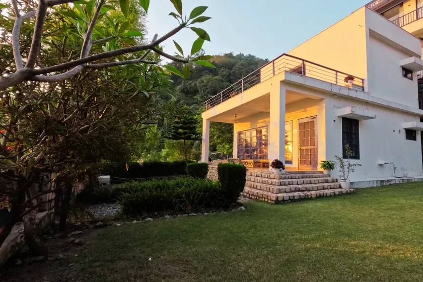 Luxe 3BHK Lawn Villa_Chill @ Musorie Base - Pet Friendly - Fire Pit - BBQ - Image 1