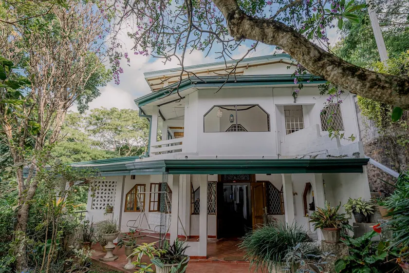 3 Bedrooms Luxury Bungalow in Kandy | Lake View - Image 1