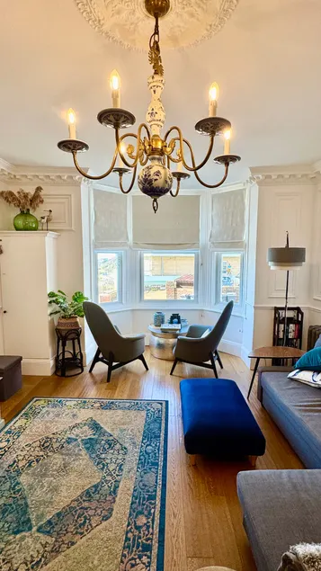 Luxury period flat with sea views and parking - Image 1