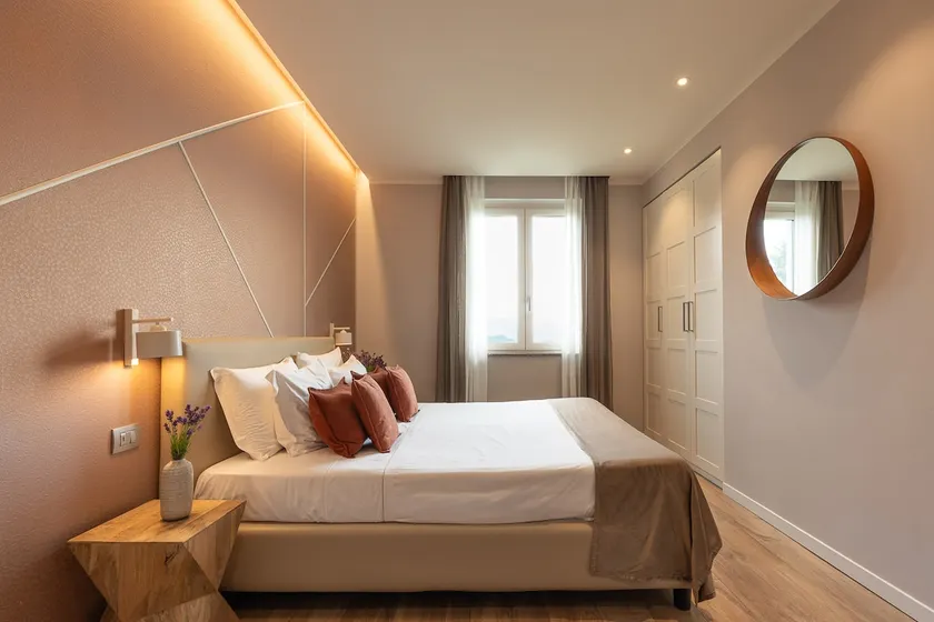 Panoramic suite with a couple's tub and balcony - Image 1
