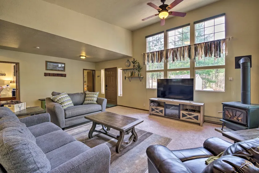 Private Cabin, 5-Min Drive to Hot Springs & Golf! - Image 1