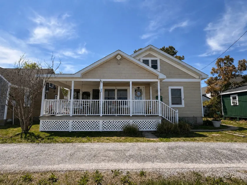 3 bedroom/2.5 bath Smith Island bungalow with dock - Image 1