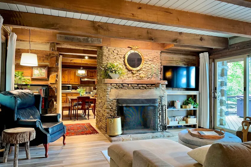 NY! Rustik \"Courage Cabin\" w / Mountain + River View - Image 1