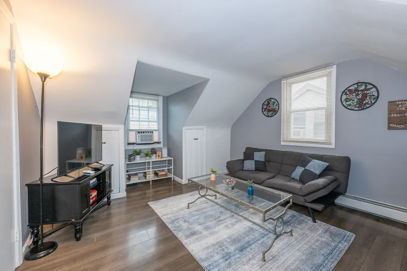 Bright & Renovated 1BDR Apt Mins to NYC - Image 1