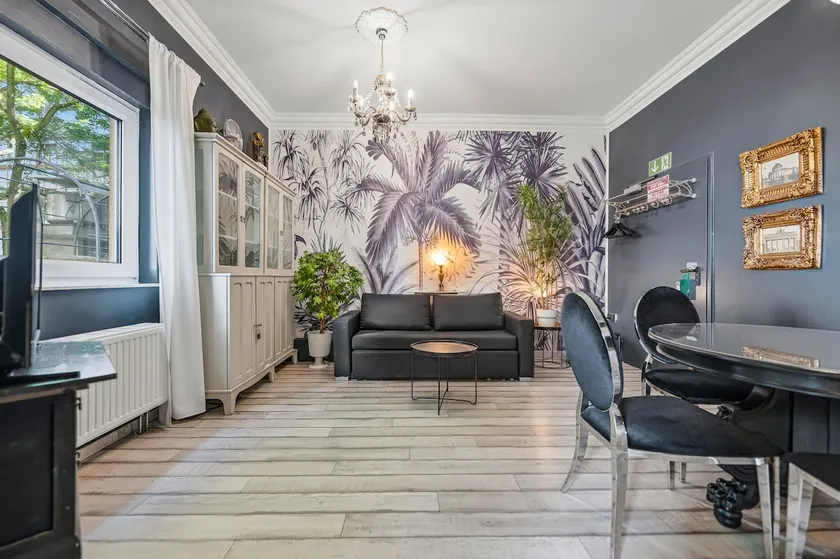 5 Elegant Art Deco Style, Quiet Location - Image 1
