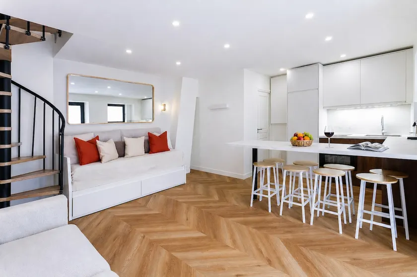 Belleville Townhouse · Sleeps 9 · 2 min Metro - Image 1