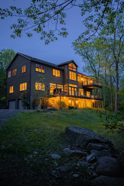 Chef's kitchen, seclusion, and breathtaking views - Image 1