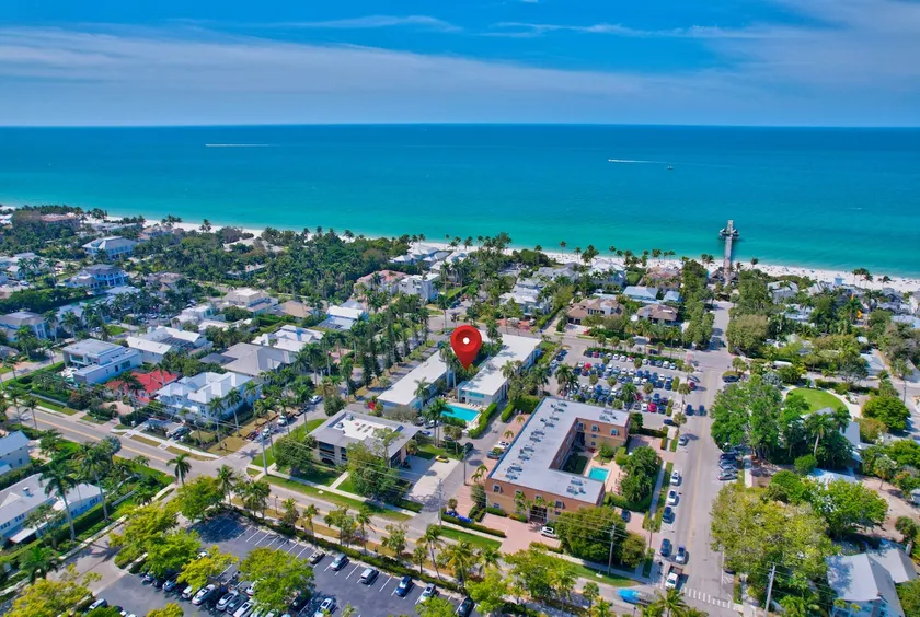 Luxury condo. 300 steps to beach & Naples Pier. - Image 1