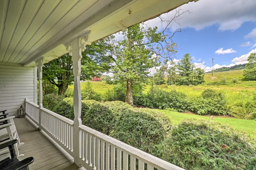 'Lil Red Hen' Cottage in the Boone Area w/ Hot Tub - Image 1