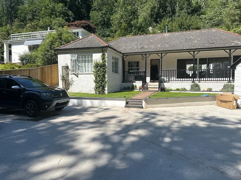 Luxury refurbished apartment with on-site parking - Image 1