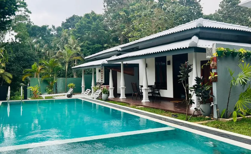 Talalla Studio 2 ~Pool~Kitchen~AC~Starlink WiFi - Image 1