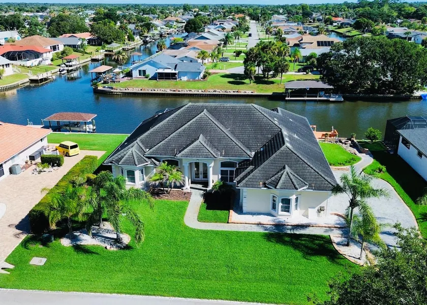 Canal front Pool & Dock water toys Oasis 96 Club House - Image 1