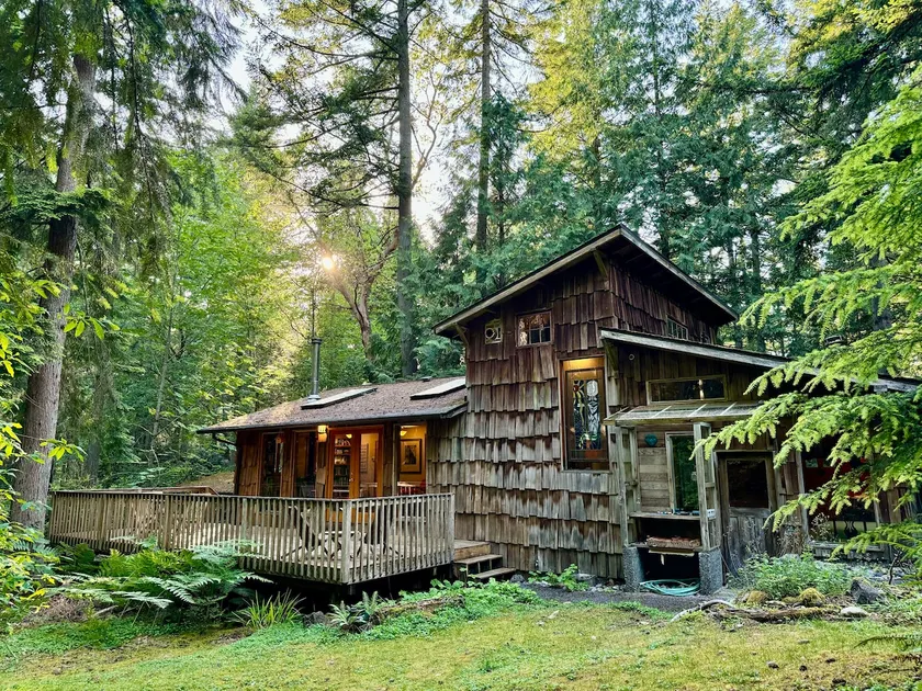 Cozy Cabin Nestled in Vashon’s Huckleberry Woods - Image 1
