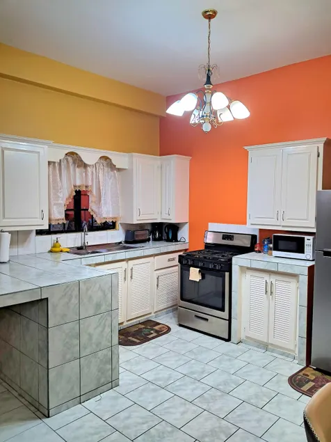Cozy 2 Bedroom Apt near Airport, Malls, Golfing, Mountains - Image 1