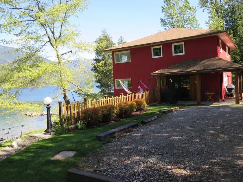 Kootenay, Lakeside Retreat, Main Floor and Walkout - Image 1