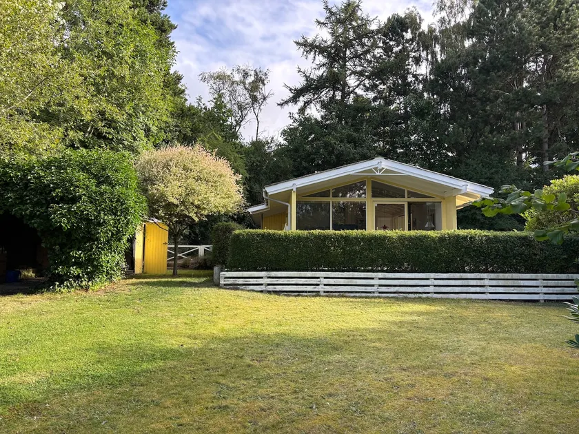 Beautiful summer house with huge grounds - Image 1