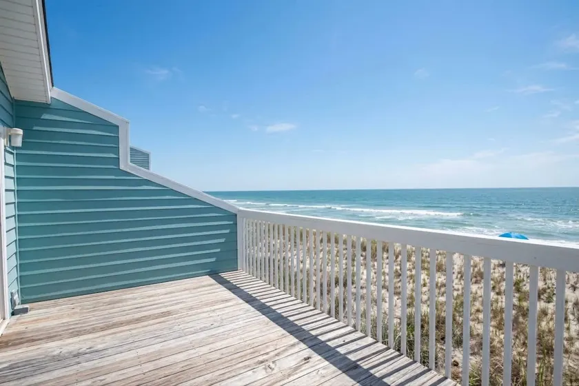Familievenlig oceanfront condo med fantastiske faciliteter, pool og adgang til stranden, udendørs gazebos og rekreative center med gym indendørs pool / jacuzzi og lounge områder. - Image 1
