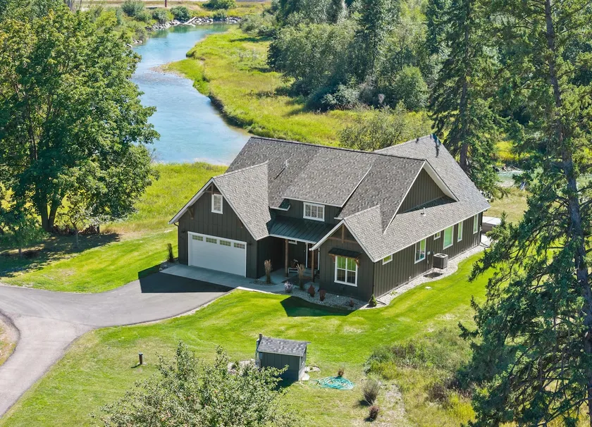 *River Front, Brand new house* & Hot Tub - Image 1