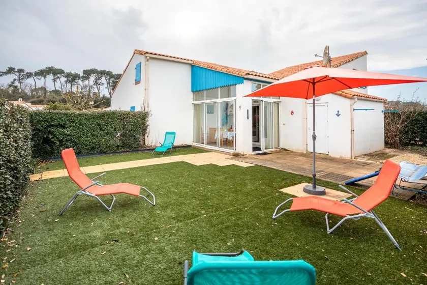 House with shared pool and private garden - Image 1