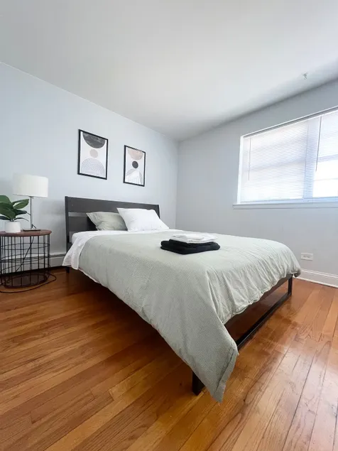 Private 2-Bed by O'Hare –Modern, Close to Rosemont - Image 1