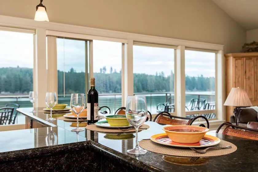 \"NY LISTE\" Bedøvelse Lake Front Home med privat havn - Kæledyr tilladt - 2 store dæk - Kano - Image 1