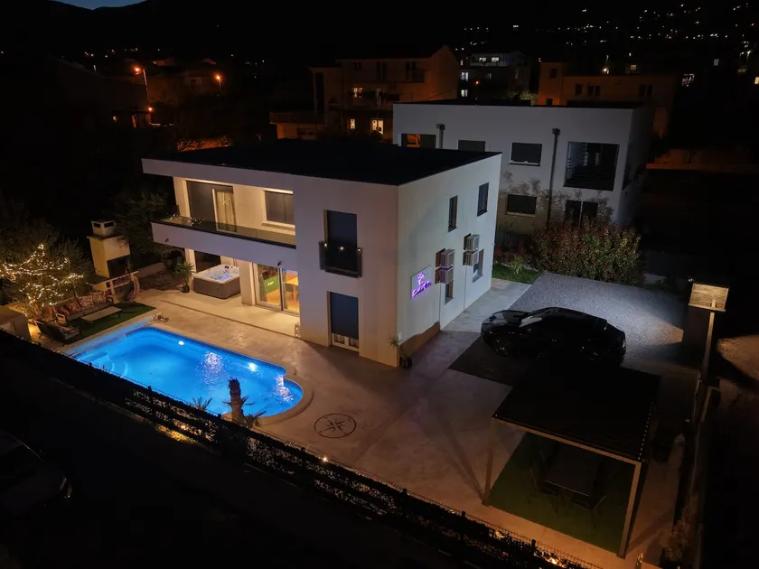Sunlux Villa (Heated Pool, Jacuzzi, Infrared Sauna) - Image 1