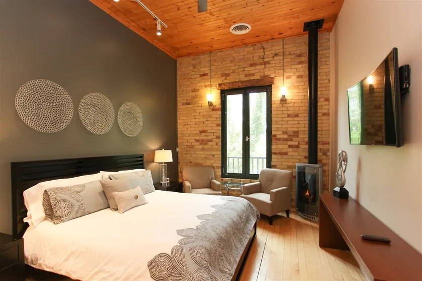 Modern Suite in downtown Saugatuck - Image 1