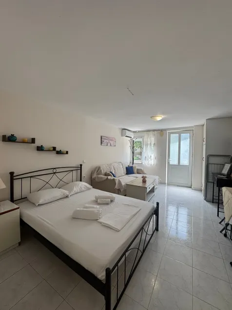 CONVENIENT AND COMFORTABLE GROUND FLOOR APARTMENT - Image 1
