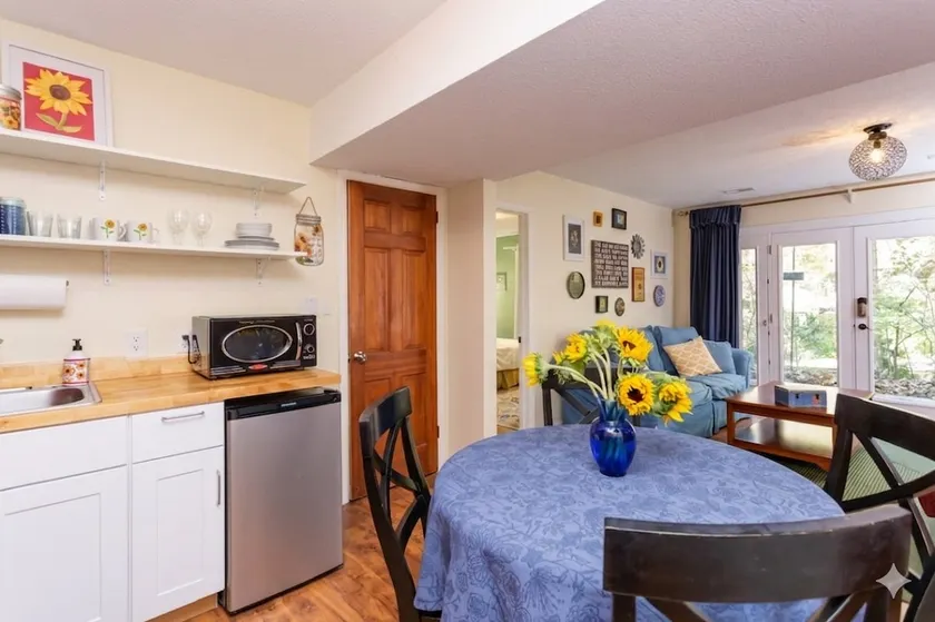Sunflower Suite/House Apt. near Franklin St. & UNC - Image 1