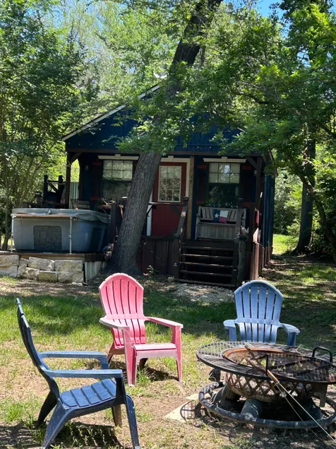 Private Kabine mit Whirlpool. Eingebettet in den Wald direkt am Lake Limestone, Texas. - Image 1