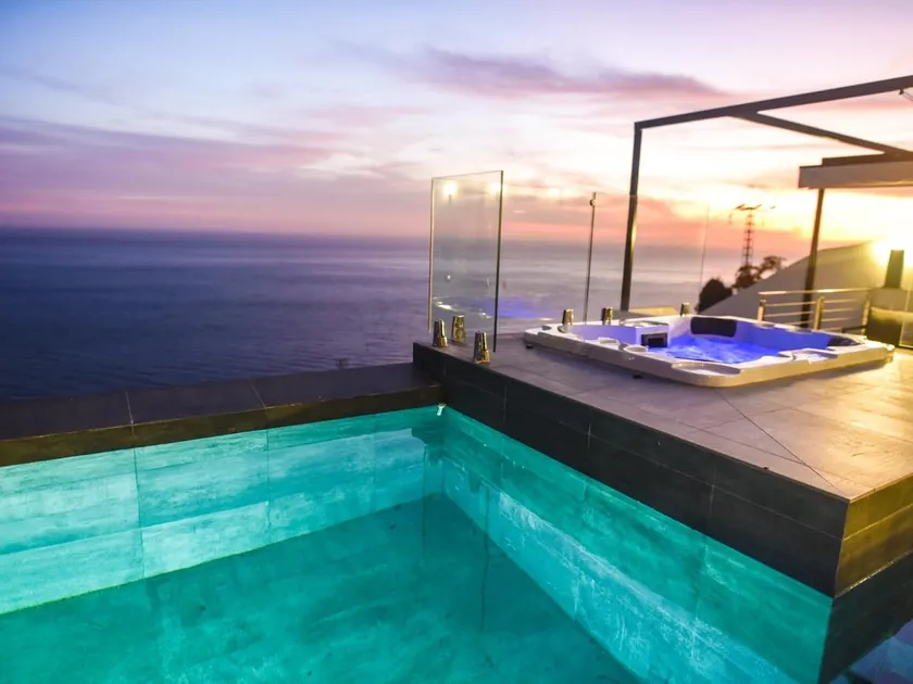Magnificent 4 bedroom villa with stunning views - Image 1