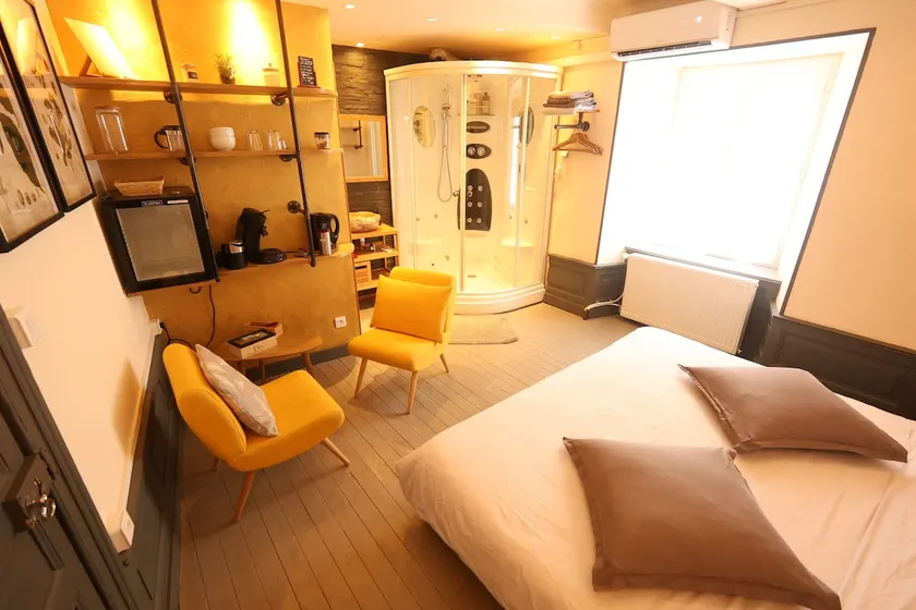 Duplex hammam, 2m bed, air conditioning, kitchen, TV, sheets - Image 1