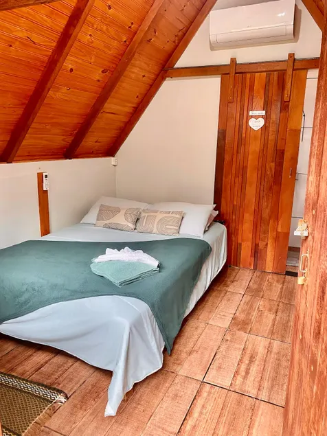 Green Valley Chalet - Waterfall Trail, En-suite Bedroom - Image 1