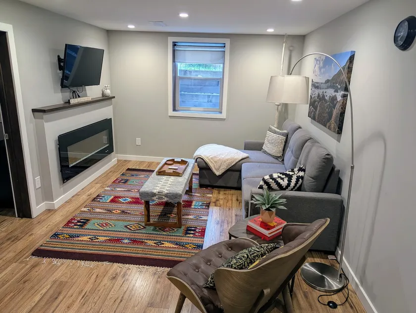 Spacious · Private · Bright · 1-Bedroom Suite - Image 1