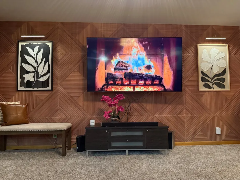 Cozy & Stylish Home w/private basement suite - Image 1