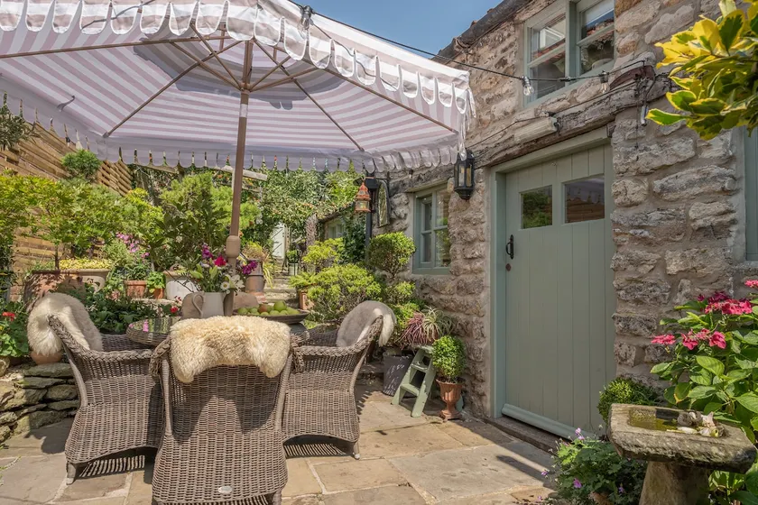 Helmsley Garden Cottage & Railway Carriage - Image 1