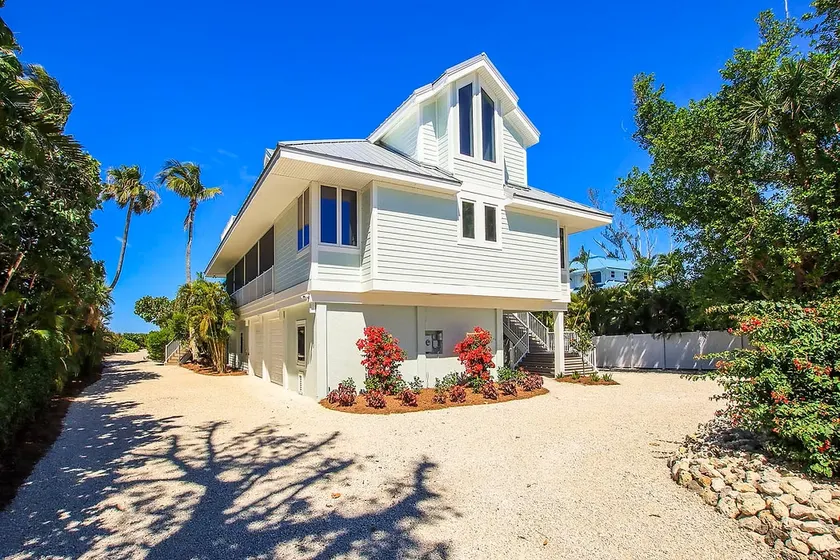 Luxury Beachfront Escape Main & Guest House - Image 1