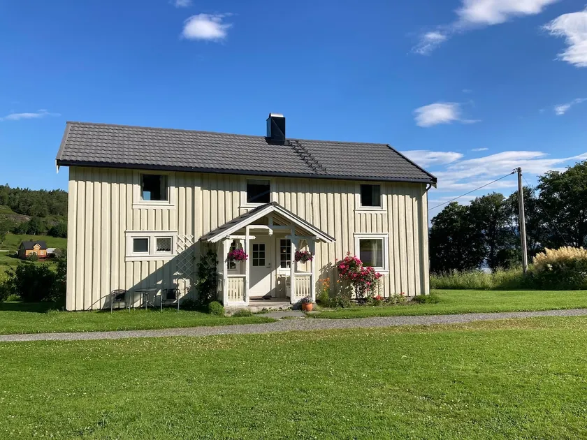 Charming older farmhouse - Image 1