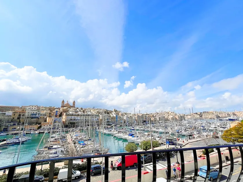 Vittoriosa' Seafront 2 Bed Highly Furnished Apartment - Image 1