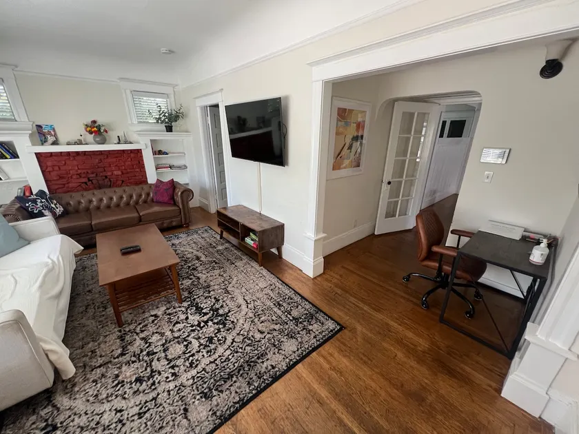 Spacious South Berkeley Apartment w/ Parking - Image 1