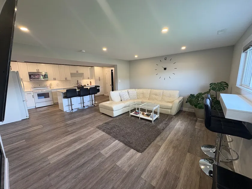 Lake Okanagan Landing Suite - Image 1